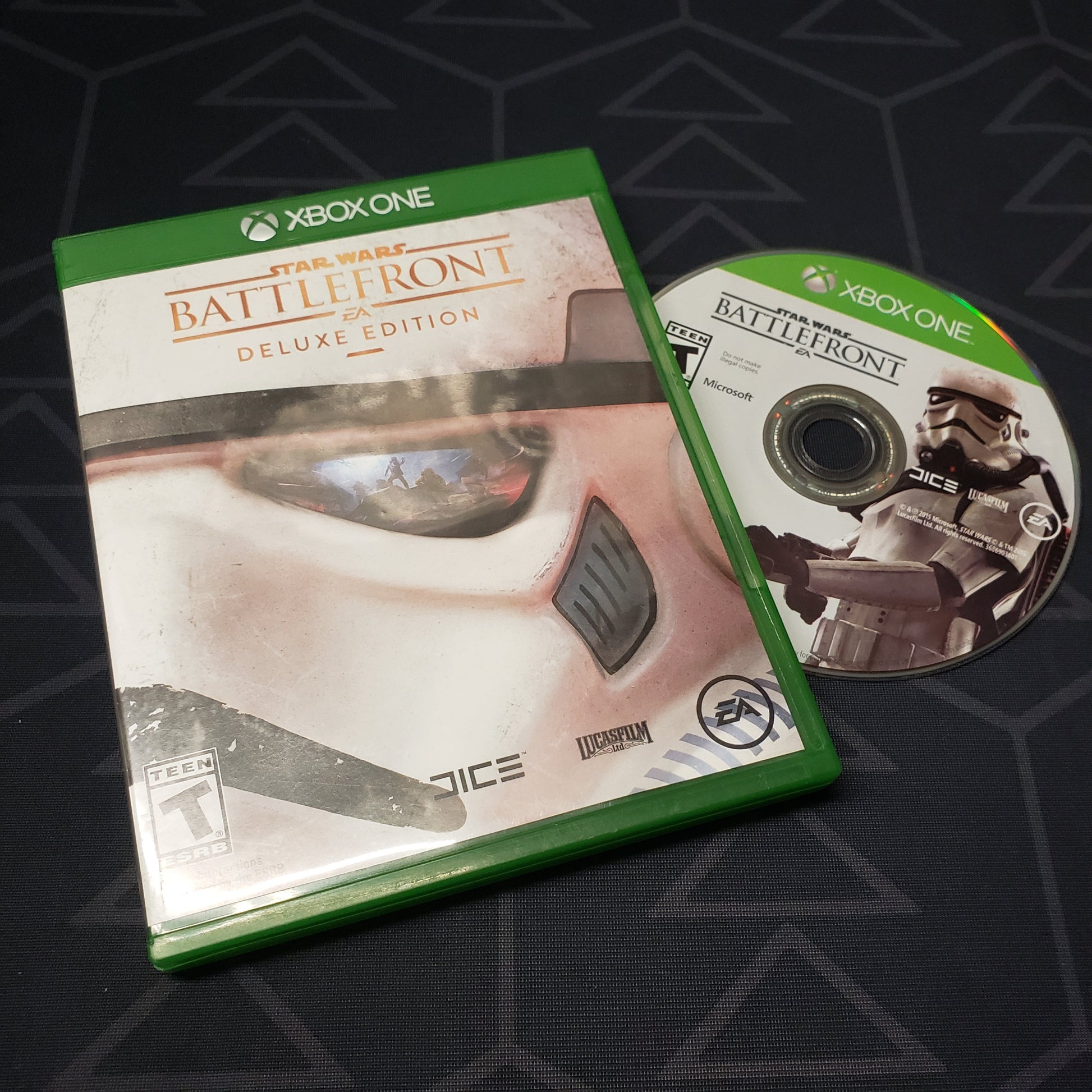 Image shows the case and disc for the deluxe edition of the video game Star Wars Battlefront for Xbox One