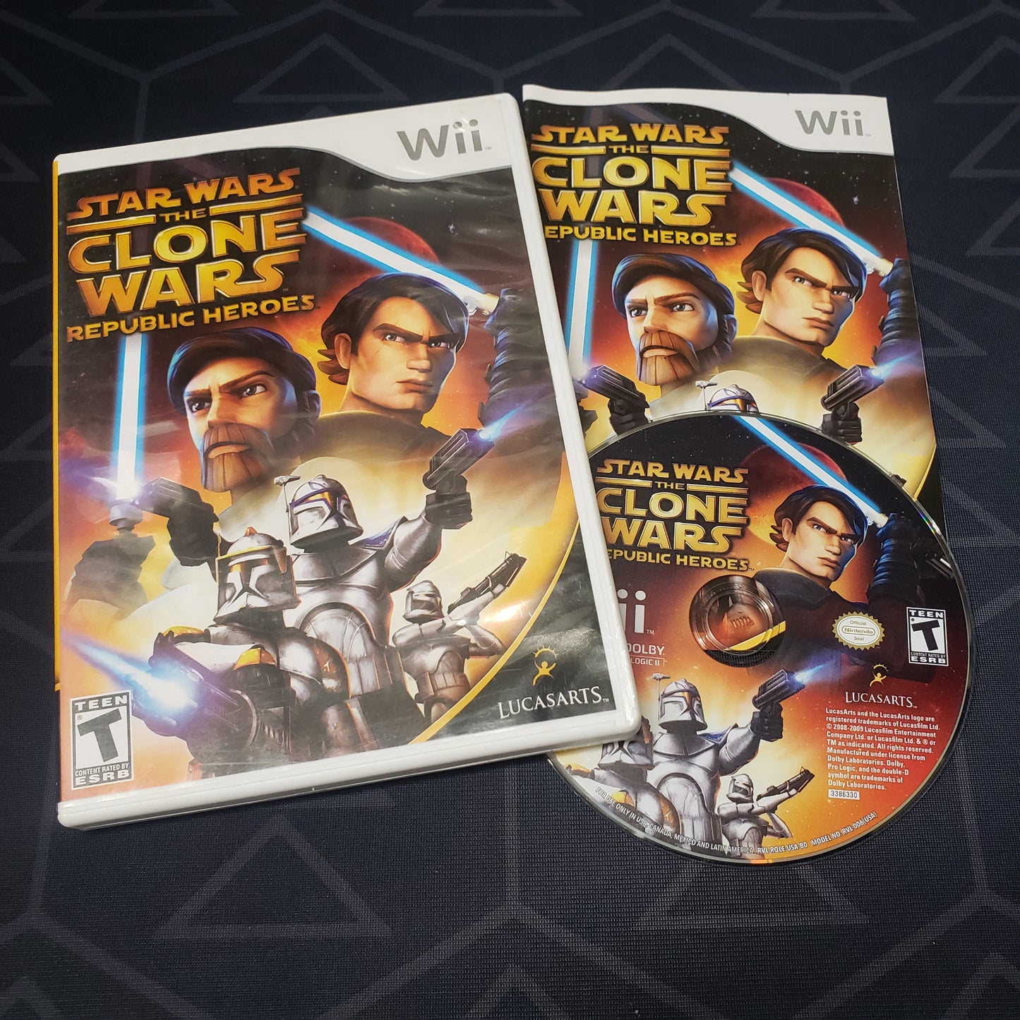 Image shows the case, manual & disc for the video game Star Wars: The Clone Wars - Republic Heroes for Nintendo Wii