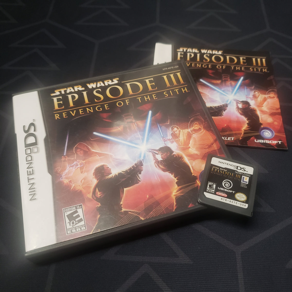Image shows the case, manual and cartridge for the video game Star Wars Episode III: Revenge of the Sith for Nintendo DS