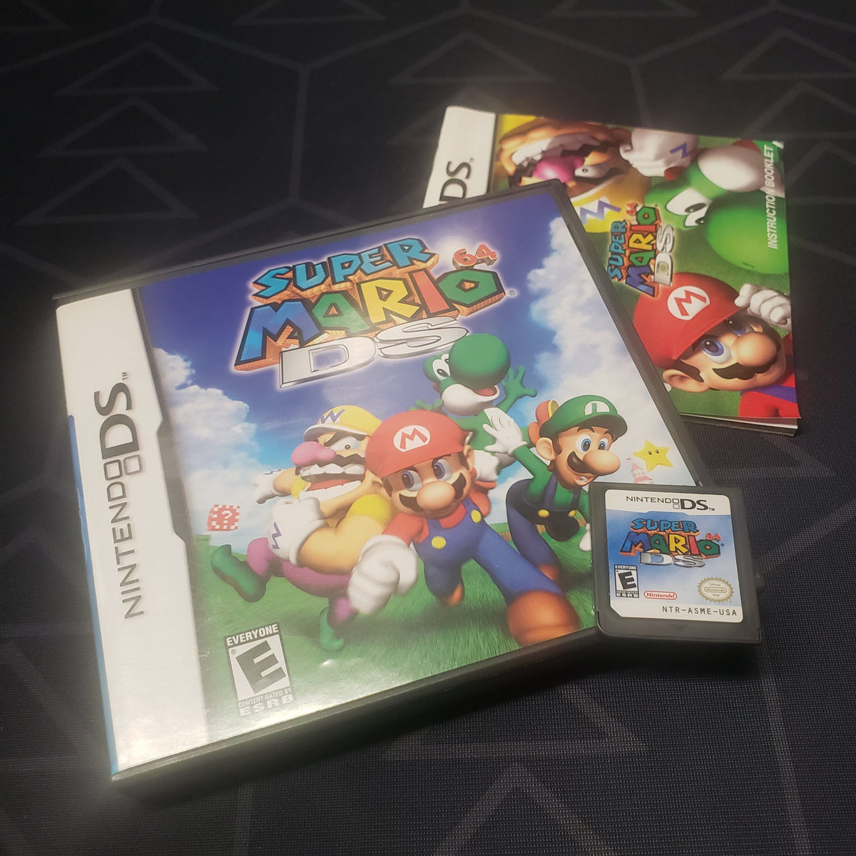 Image shows the case, manual and cartridge for the video game Super Mario 64 DS for Nintendo DS
