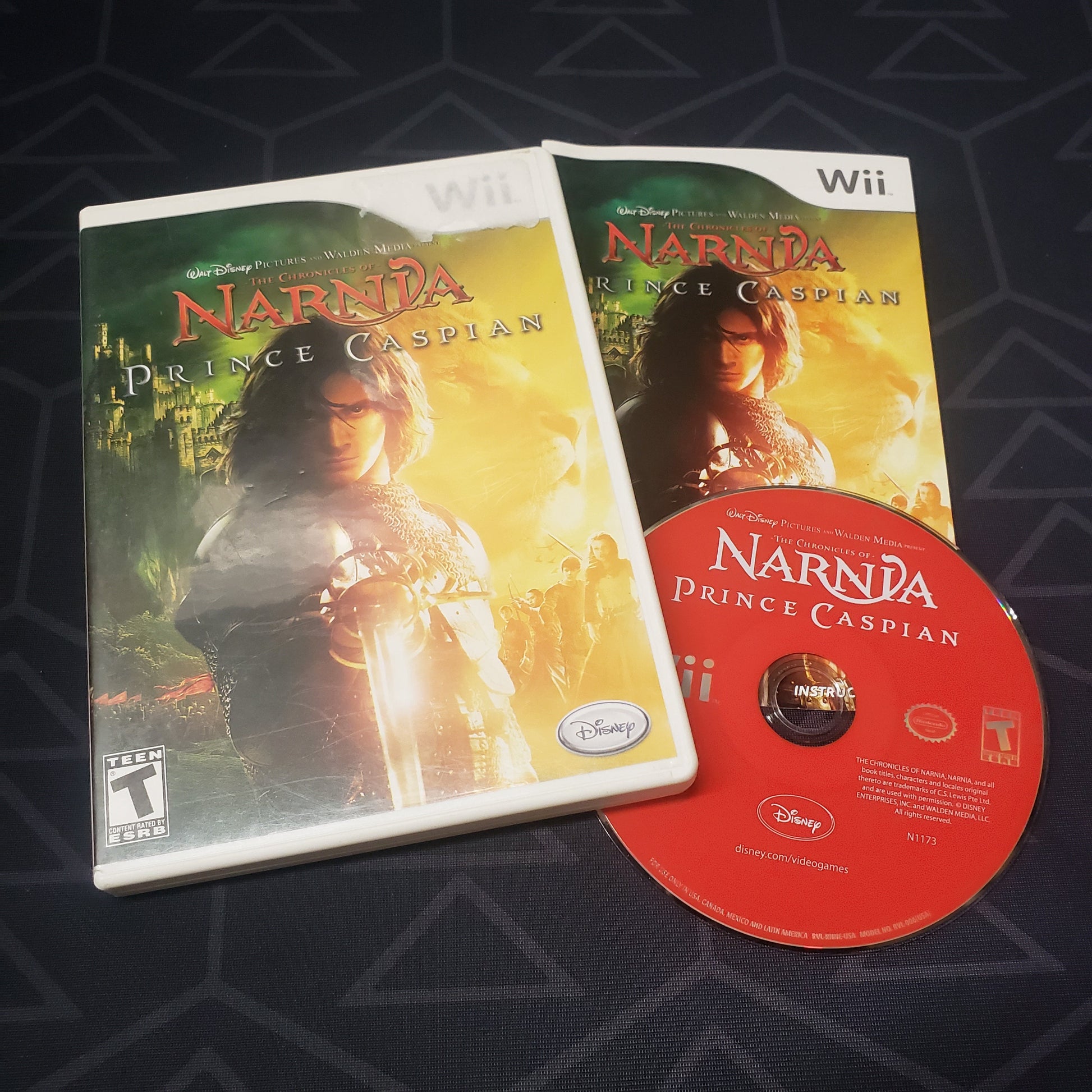 Image shows the case, manual and disc for the video game The Chronicles of Narnia: Prince Caspian for Nintendo Wii