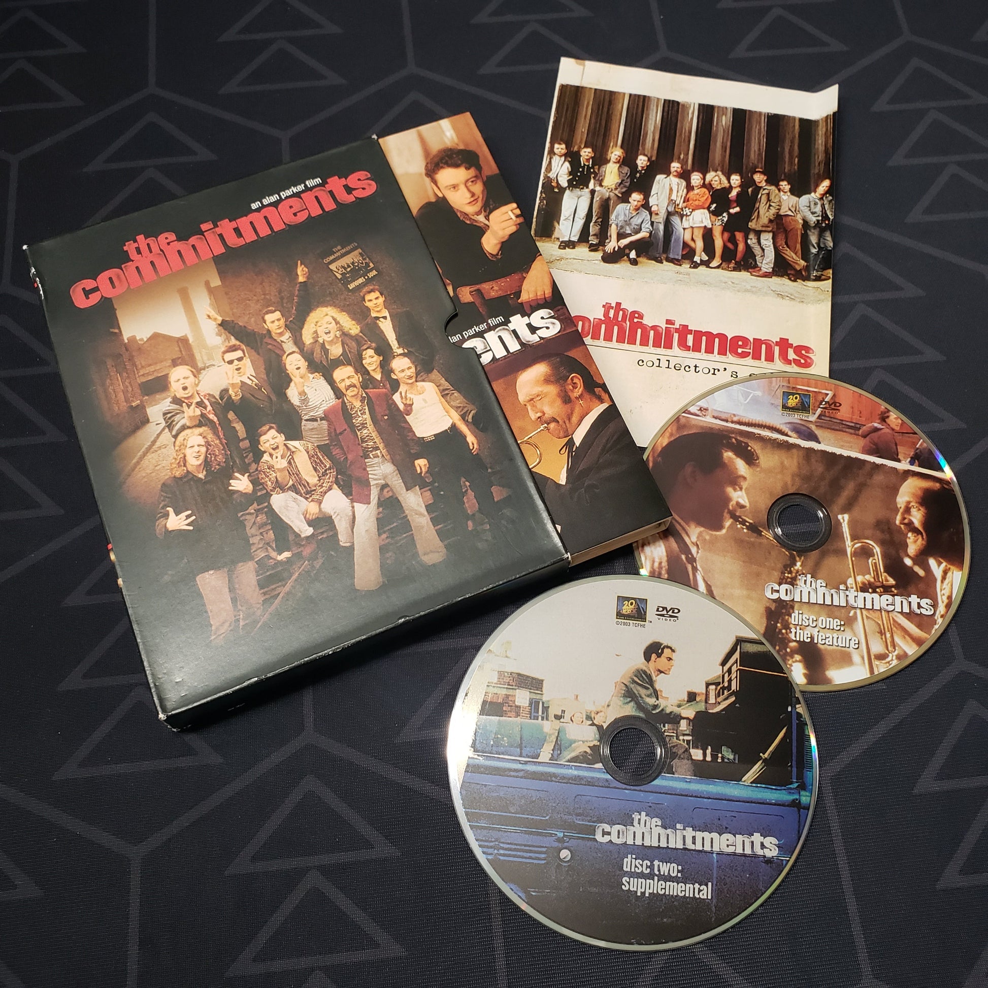 Image shows the case, outer box, insert & two discs for the movie The Commitments on DVD
