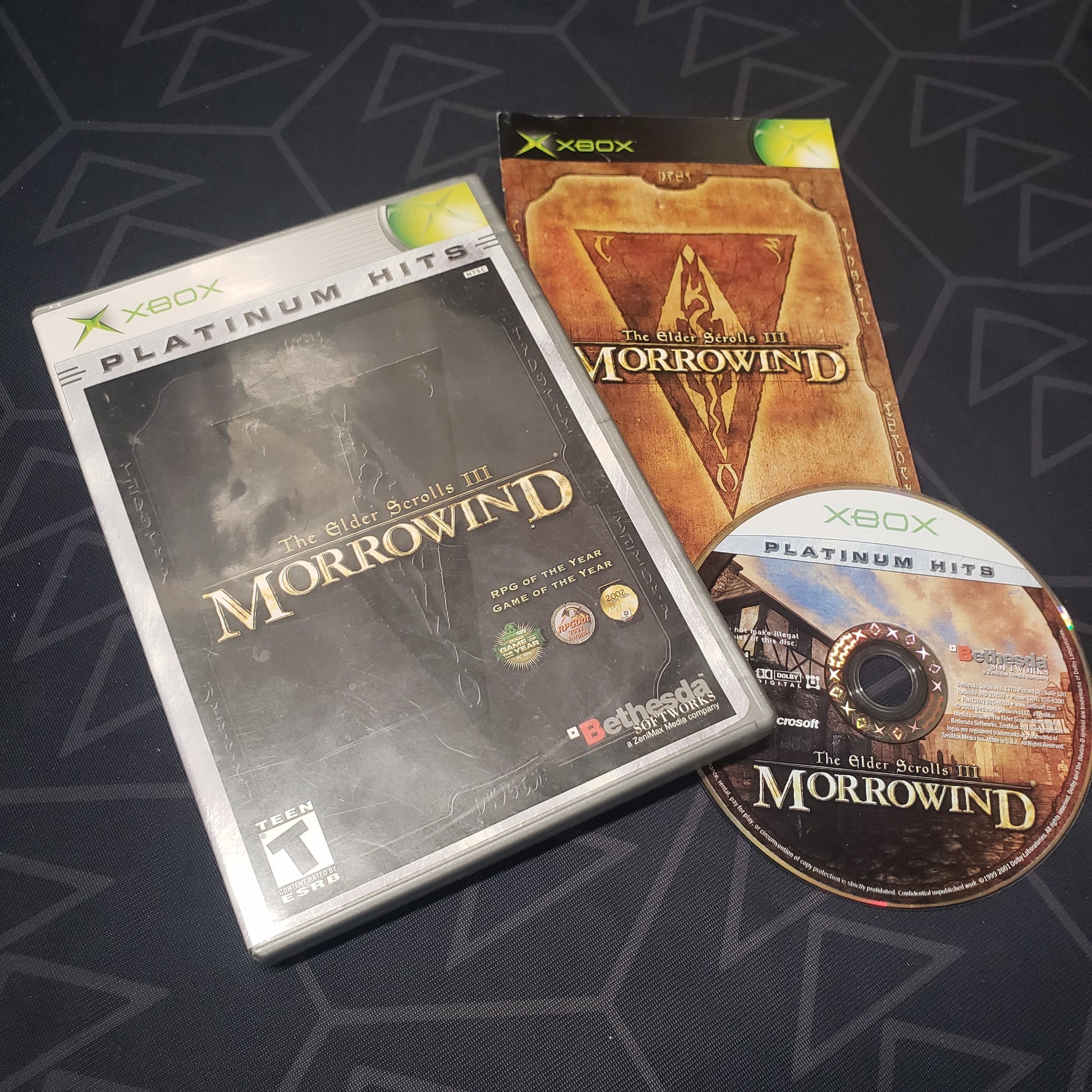 Image shows the case, manual and disc for the video game The Elder Scrolls III: Morrowind for the original Xbox