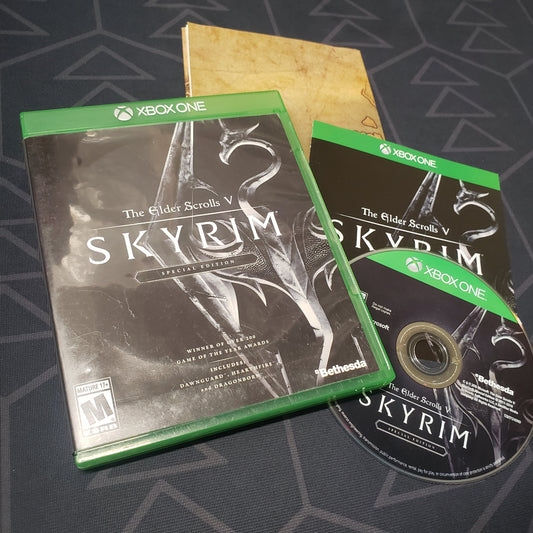 Image shows the case, manual, map and disc for the video game The Elder Scrolls V: Skyrim for Xbox One