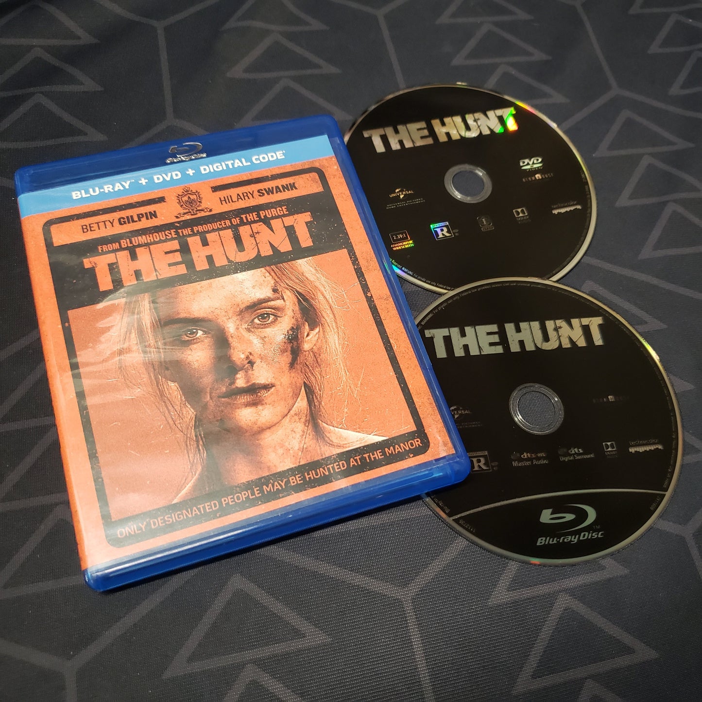 Image shows the case & two discs for the movie The Hunt on Blu-Ray & DVD