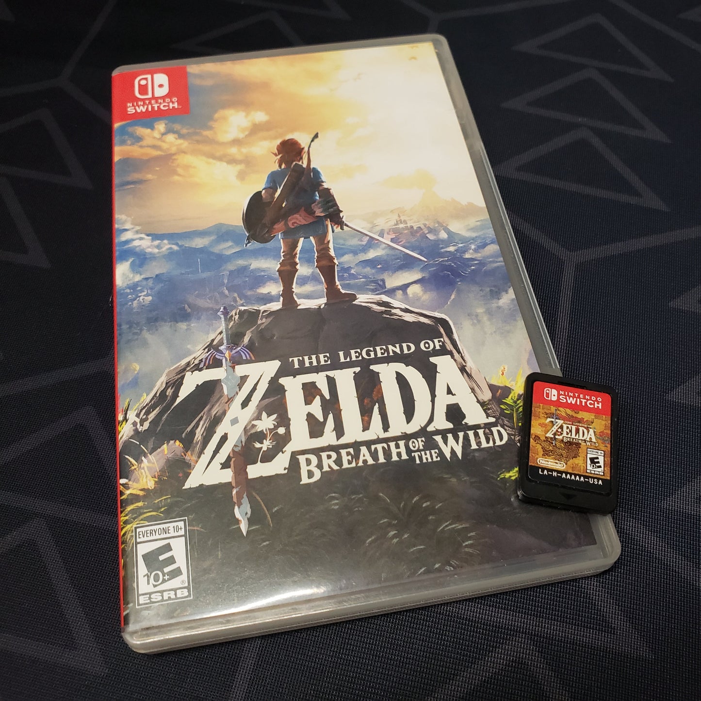 Image shows the case & cartridge for the game Legend of Zelda: Breath of the Wild for Nintendo Switch