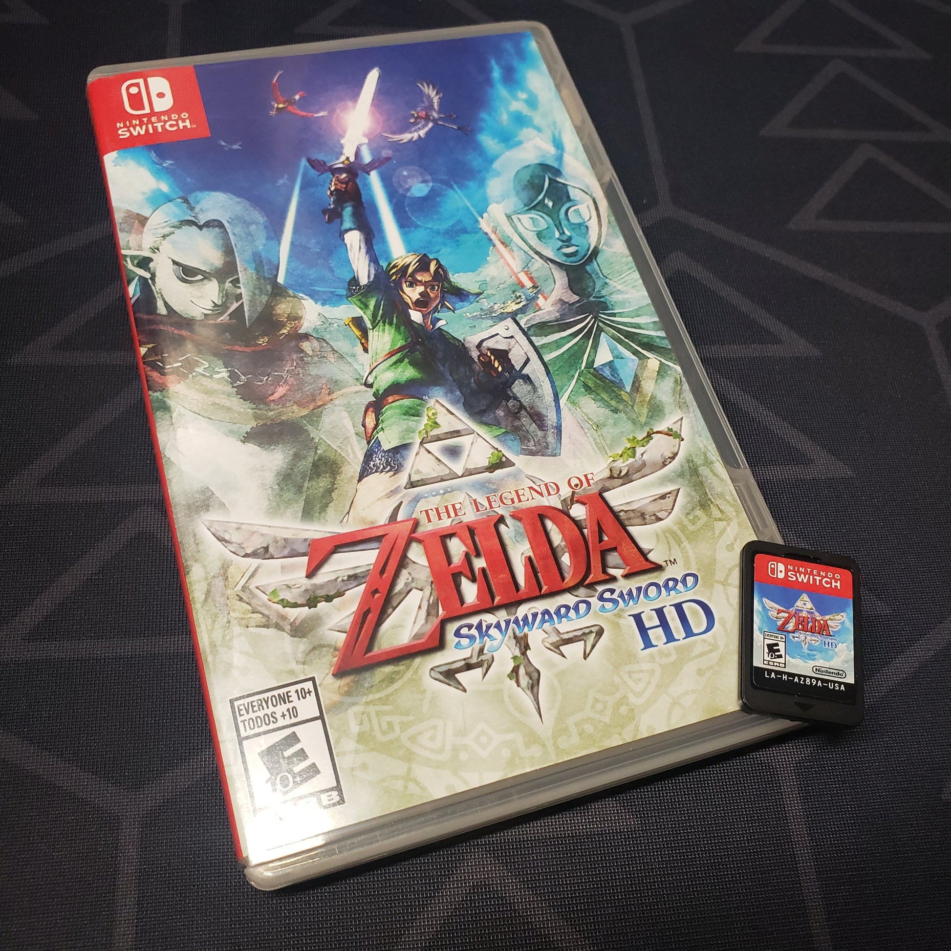 Image shows the case and cartridge for the video game The Legend of Zelda: Skyward Sword HD for Nintendo Switch