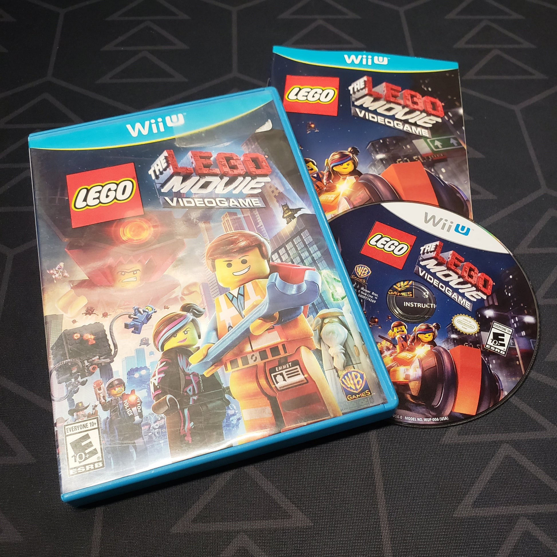 Image shows the case, manual and disc for the video game The LEGO Movie Videogame for Nintendo Wii U