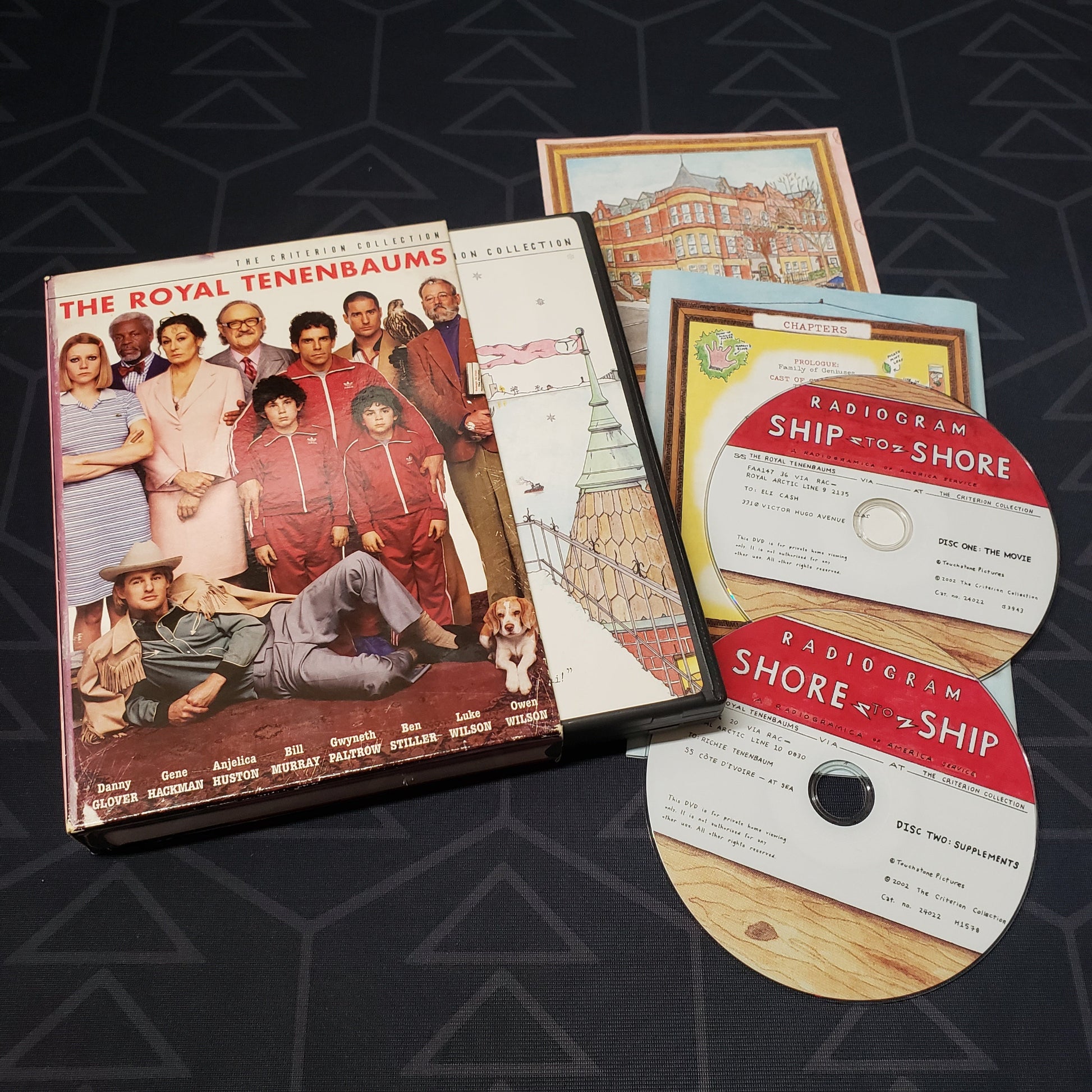 Image shows the case, outer box, inserts & two discs for the movie The Royal Tenenbaums on DVD