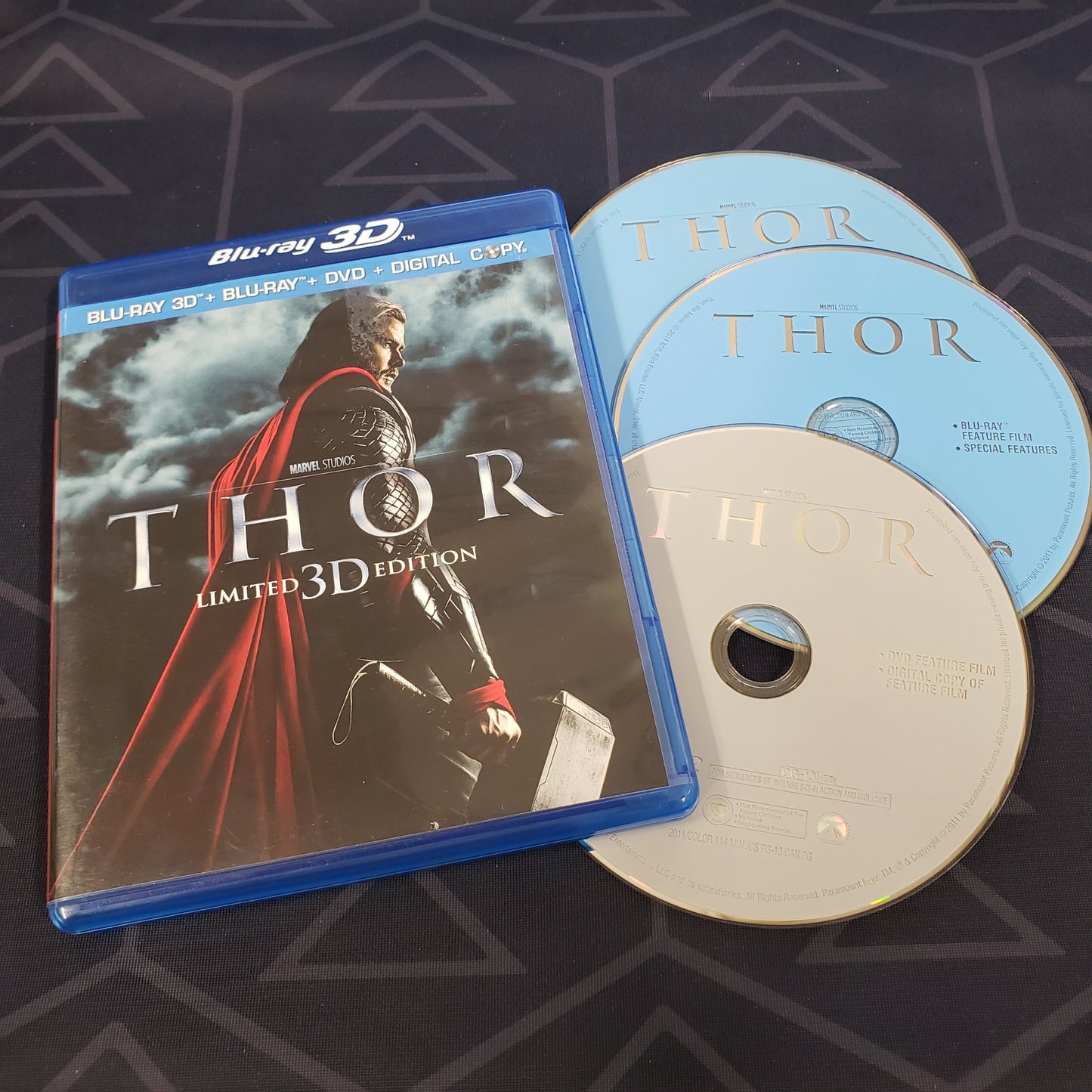 Image shows the case & three discs for the movie Thor: 3D Limited Edition on Blu-Ray