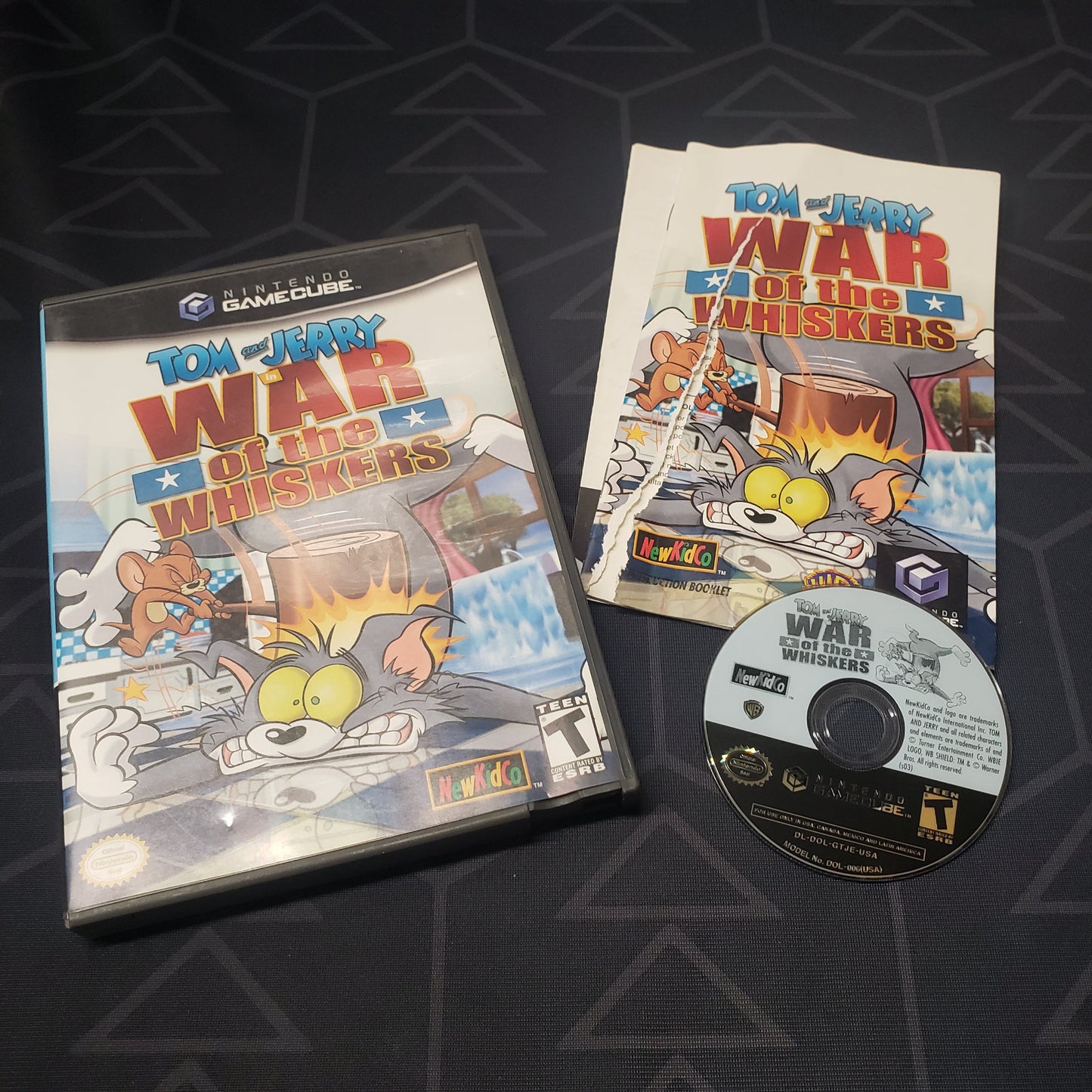 Image shows the case, manual and disc for the video game Tom & Jerry: War of the Whiskers for Nintendo GameCube