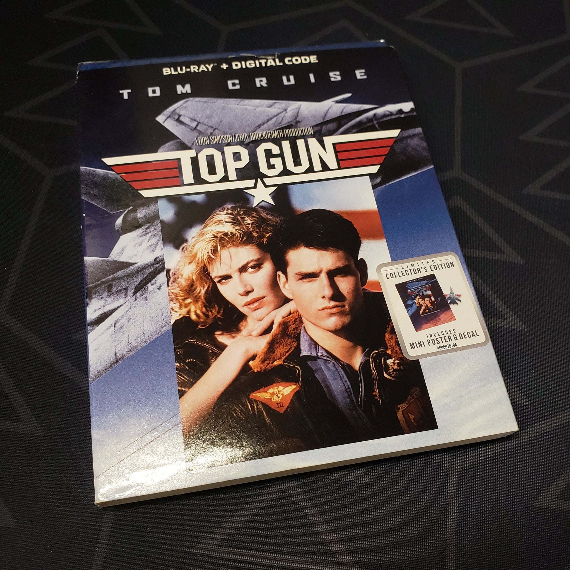 Image shows the front of the case of Top Gun on Blu-Ray