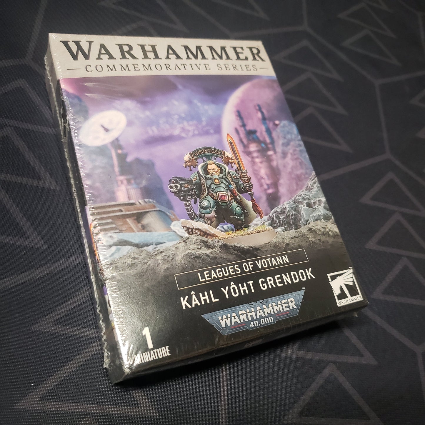 Image shows the front cover of the box of the Commemorative Series: Leagues of Votann - Kahl Yoht Grendok pack for the miniatures game Warhammer 40,000