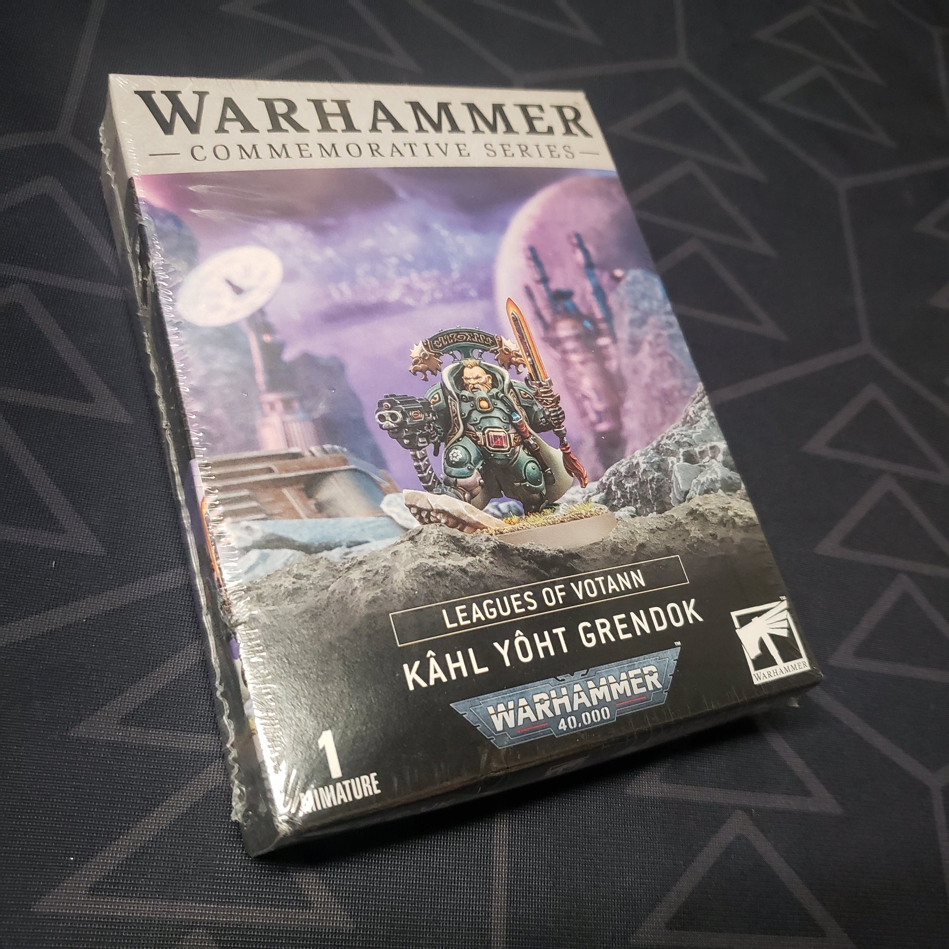 Image shows the front cover of the box of the Commemorative Series: Leagues of Votann - Kahl Yoht Grendok pack for the miniatures game Warhammer 40,000
