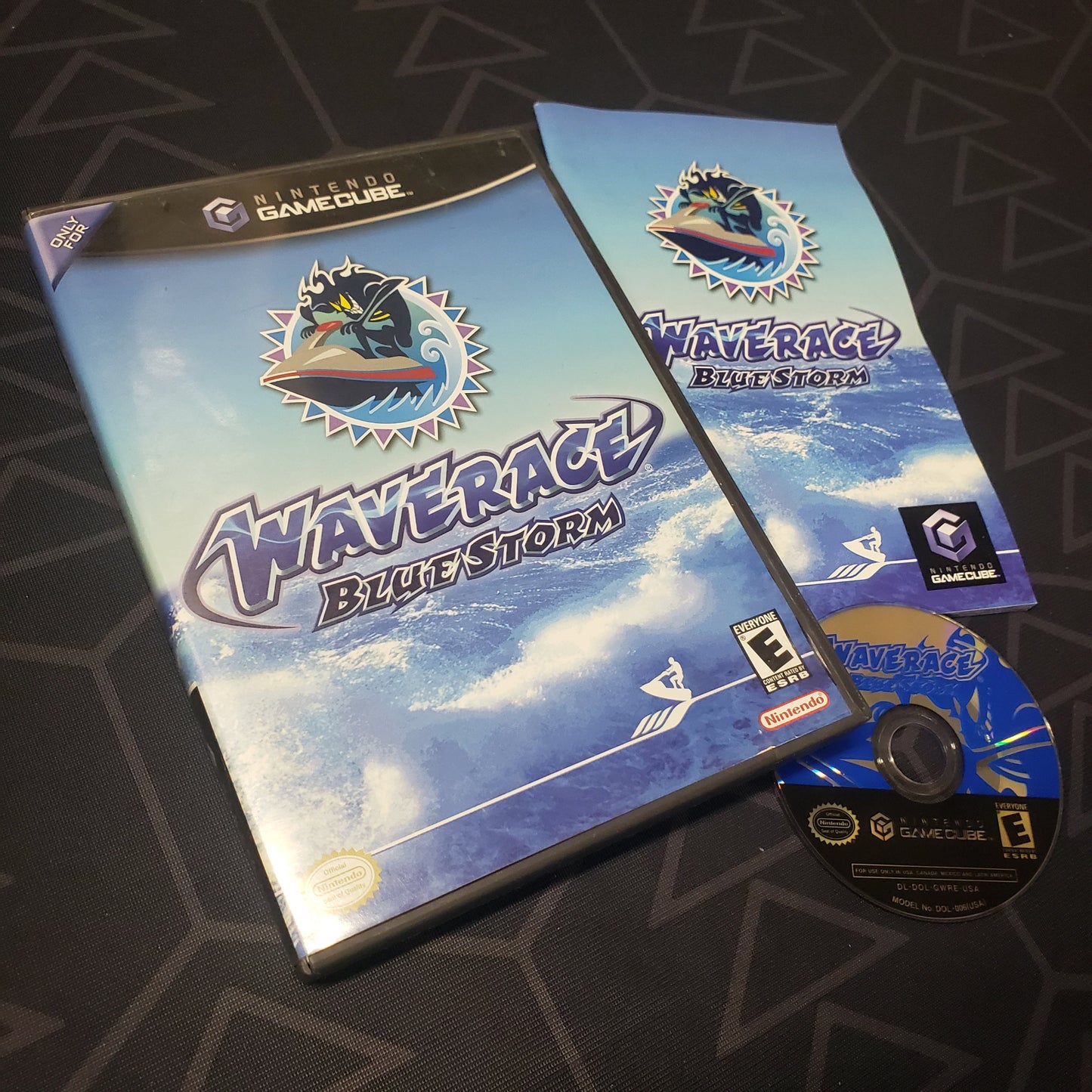 Image shows the case, manual and disc for the video game Wave Race: Blue Storm for Nintendo GameCube